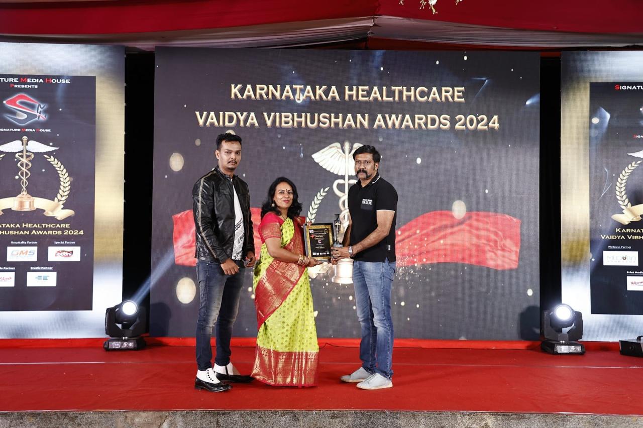Dr Parvathi with the Vaidhya Vibhushan Award 2024